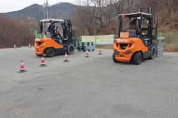 직장동료 세분이 3톤미만지게차 면허에 도전